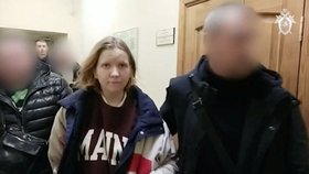 Darja Trepovová zadržená za atentát na blogera Vladlena Tatarského (3. 4. 2023).