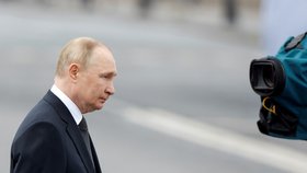 Vladimir Putin na přehlídce námořnictva v Petrohradu.