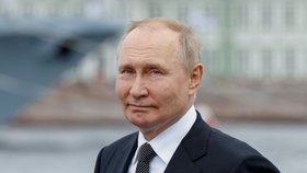 Vladimir Putin na přehlídce námořnictva v Petrohradu.