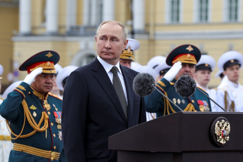 Vladimir Putin na přehlídce námořnictva v Petrohradu.