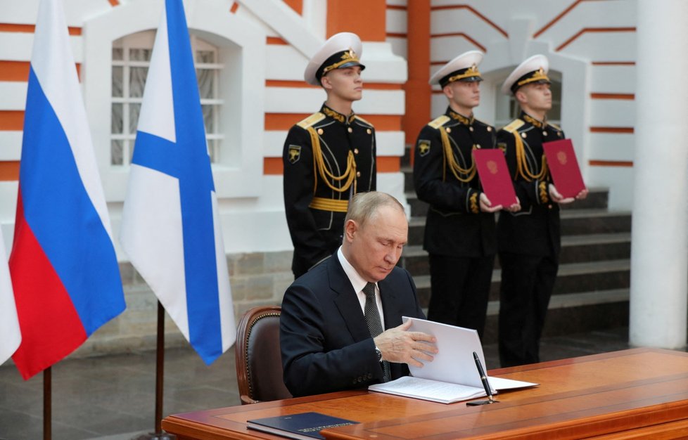 Vladimir Putin na přehlídce námořnictva v Petrohradu.