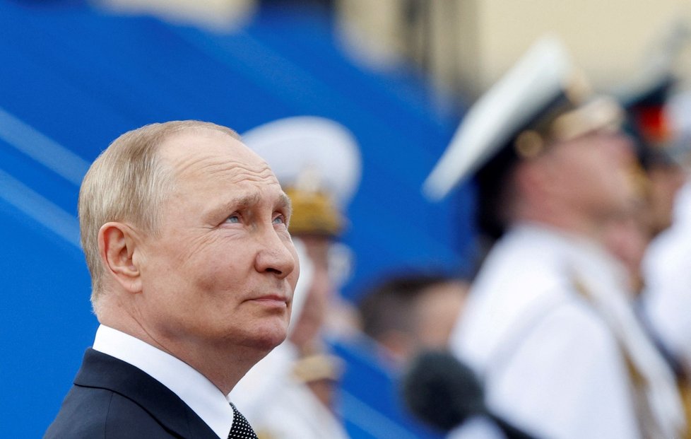 Vladimir Putin na přehlídce námořnictva v Petrohradu