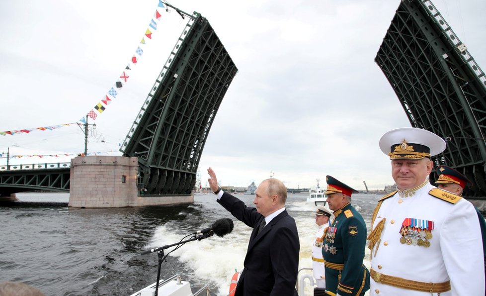 Vladimir Putin na přehlídce námořnictva v Petrohradu