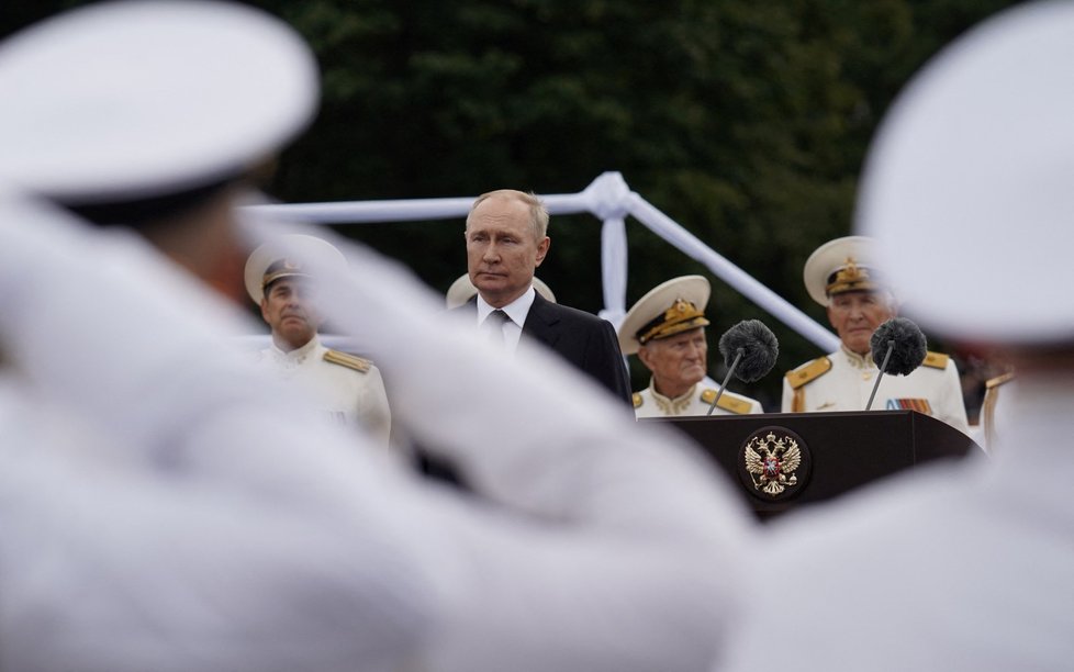 Vladimir Putin na přehlídce námořnictva v Petrohradu.