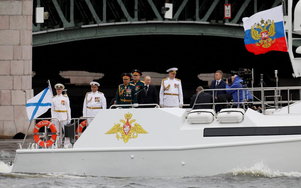 Vladimir Putin na přehlídce námořnictva v Petrohradu