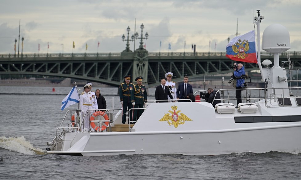 Vladimir Putin na přehlídce námořnictva v Petrohradu.