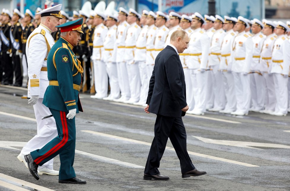 Vladimir Putin na přehlídce námořnictva v Petrohradu.