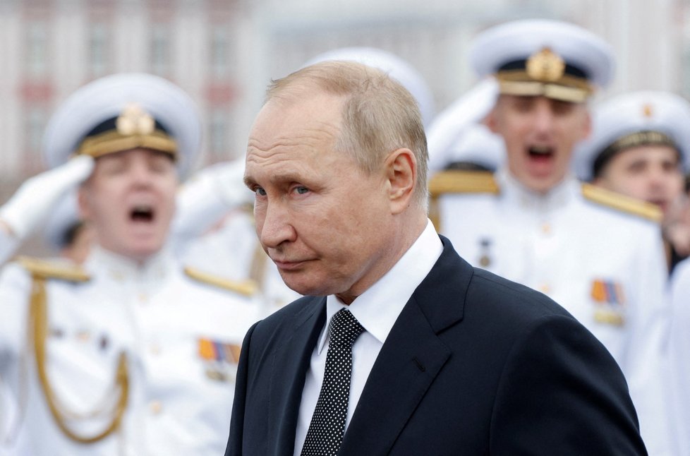 Vladimir Putin na přehlídce námořnictva v Petrohradu.