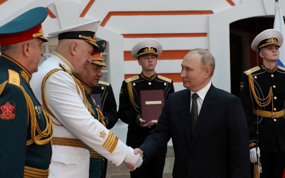 Vladimir Putin na přehlídce námořnictva v Petrohradu.