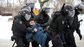 Policie v Petrohradě zatýkala Rusy, kteří přišli uctít památku Alexeje Navalného.