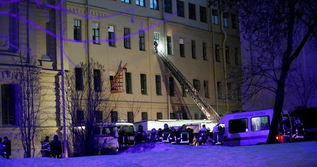 V Petrohradě se zřítila část areálu univerzity. Pod troskami může být kolem 20 lidí. (16.2.2019)