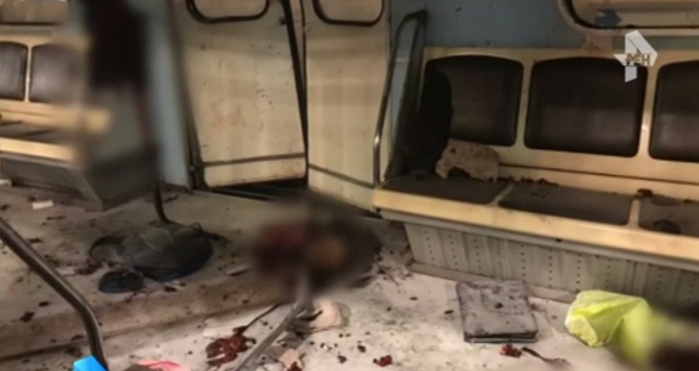 Vagón petrohradského metra po výbuchu trhaviny