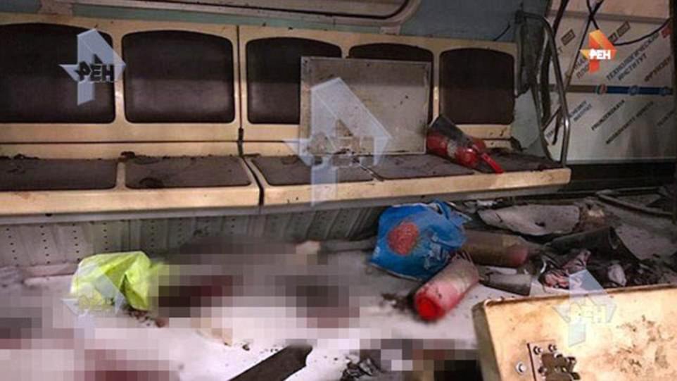 Vagon petrohradského metra po výbuchu trhaviny