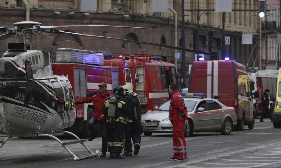 V Petrohradu po výbuchu v metru nastal zmatek a začala kolabovat doprava.