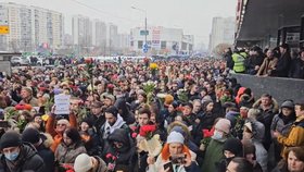 Takovýto dav se shromáždil k uctění památky lídra opozice Alexeje Navalného. Lidé zuřivě skandovali jeho jméno