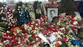 Vzpomínka na Alexeje Navalného. Davy lidí přicházejí na hrob a nosí květiny a vzpomínkové předměty.