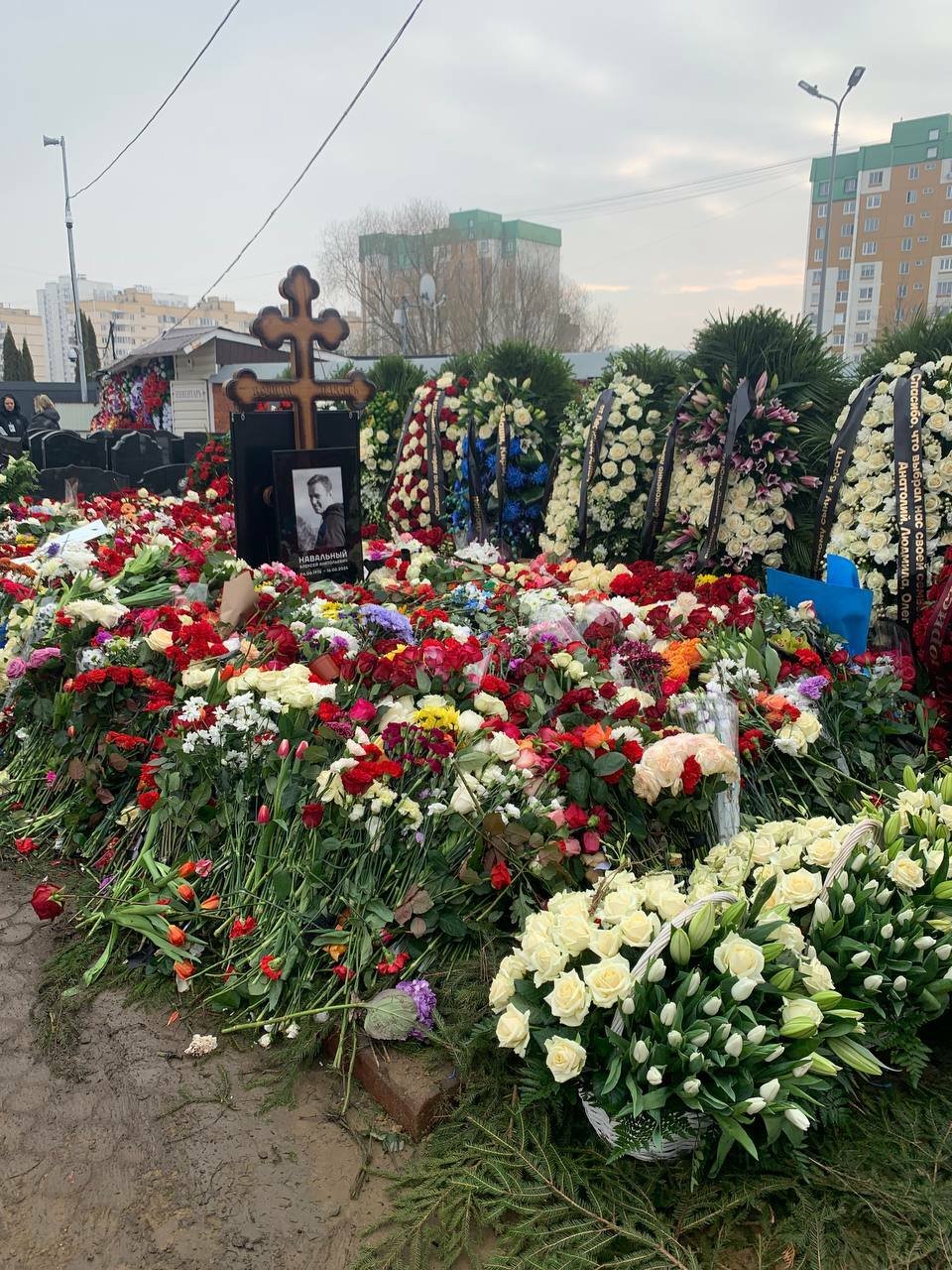 Vzpomínka na Alexeje Navalného. Davy lidí přicházejí na hrob a nosí květiny a vzpomínkové předměty