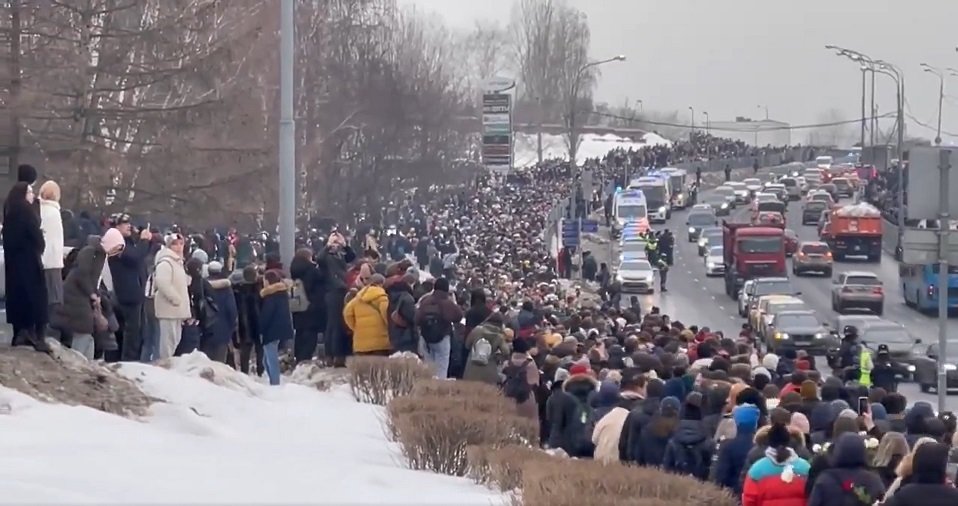 Takovýto dav se shromáždil k uctění památky lídra opozice Alexeje Navalného. Lidé zuřivě skandovali jeho jméno