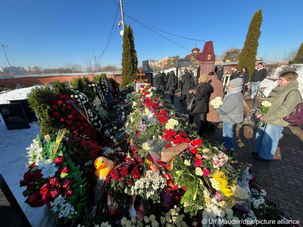 Vzpomínka na Alexeje Navalného. Davy lidí přicházejí na hrob a nosí květiny a vzpomínkové předměty