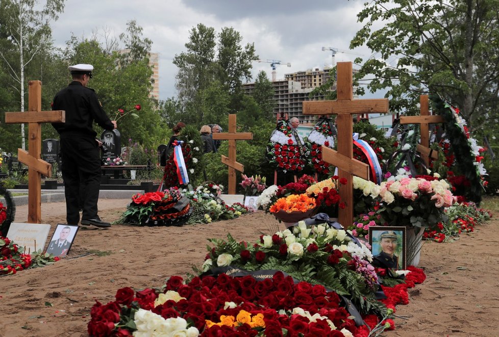 V Rusku se konal pohřeb 14 námořníků, kteří zahynuli v pondělí při požáru v podmořském plavidle určeném k ponorům do velkých hloubek. (6.7.2019)