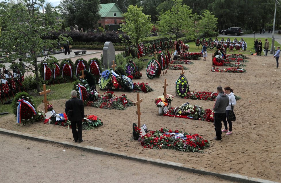 V Rusku se konal pohřeb 14 námořníků, kteří zahynuli v pondělí při požáru v podmořském plavidle určeném k ponorům do velkých hloubek. (6. 7. 2019)