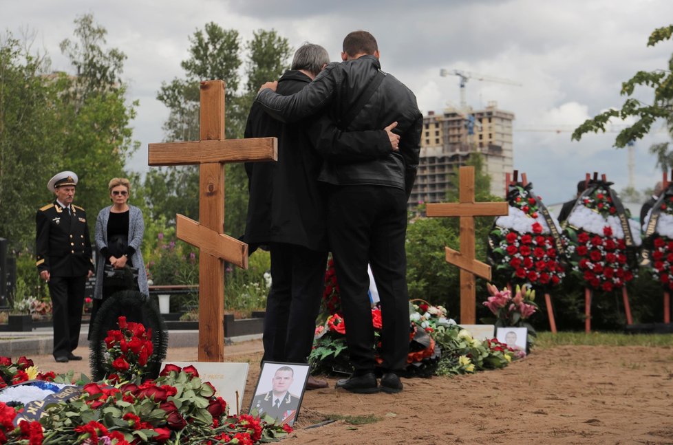 V Rusku se konal pohřeb 14 námořníků, kteří zahynuli v pondělí při požáru v podmořském plavidle určeném k ponorům do velkých hloubek. (6.7.2019)