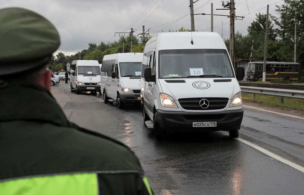 V Rusku se konal pohřeb 14 námořníků, kteří zahynuli v pondělí při požáru v podmořském plavidle určeném k ponorům do velkých hloubek. (6.7.2019)