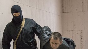 Police vede jednoho z pěti mužů podezřelých z účasti na vraždě politika Němcova.