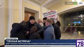 Aktivisté v Rusku napadli polského velvyslance Krzysztofa Krajewského.