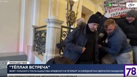 Aktivisté v Rusku napadli polského velvyslance Krzysztofa Krajewského.