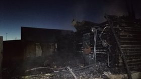 Při požáru domova důchodců zemřelo 11 lidí: Dřevěná budova neměla žádné vybavení na hašení ohně.