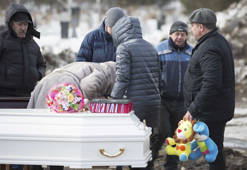 Začalo pohřbívání obětí z Kemerova, které zemřely při tragickém požáru.