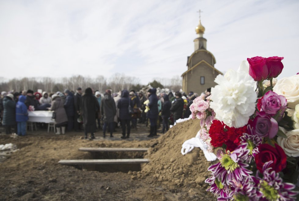 Začalo pohřbívání obětí z Kemerova, které zemřely při tragickém požáru.