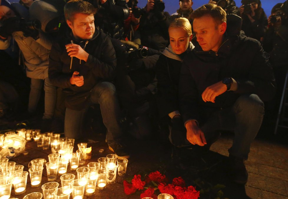 Pietu za oběti držel i vůdce ruské opozice Alexej Navalnyj a jeho žena Julija.