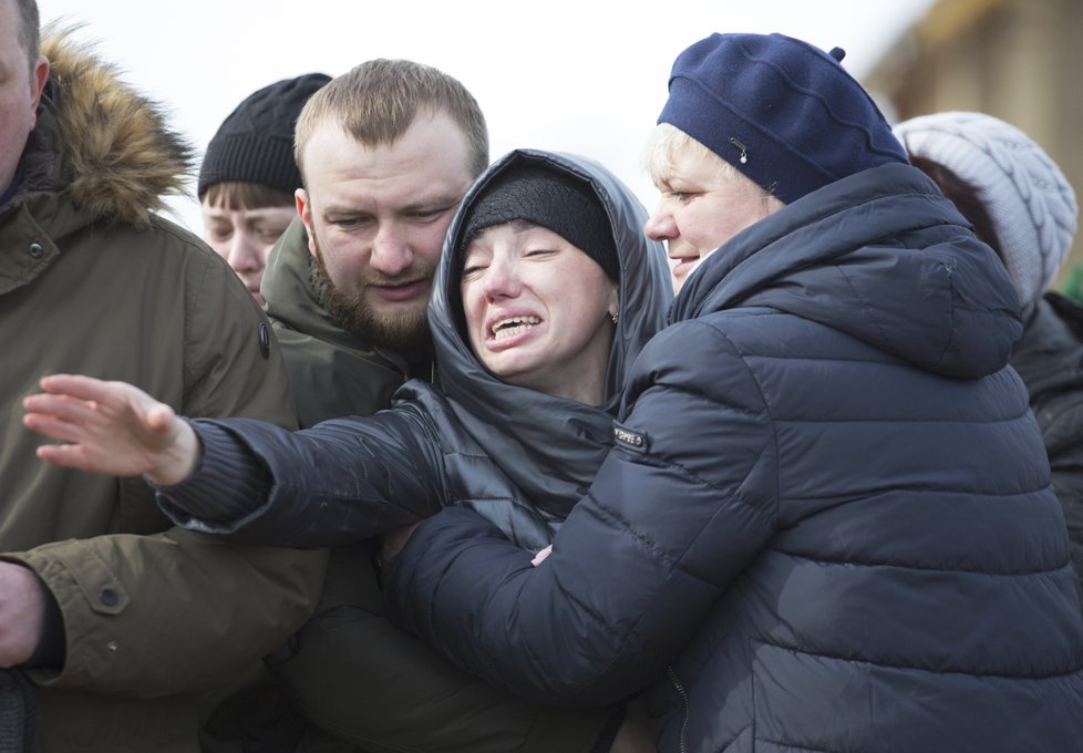 Začalo pohřbívání obětí z Kemerova, které zemřely při tragickém požáru.