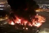 Mohutný požár a exploze v Moskvě: Populární obchoďák zachvátily plameny, zemřel jeden člověk