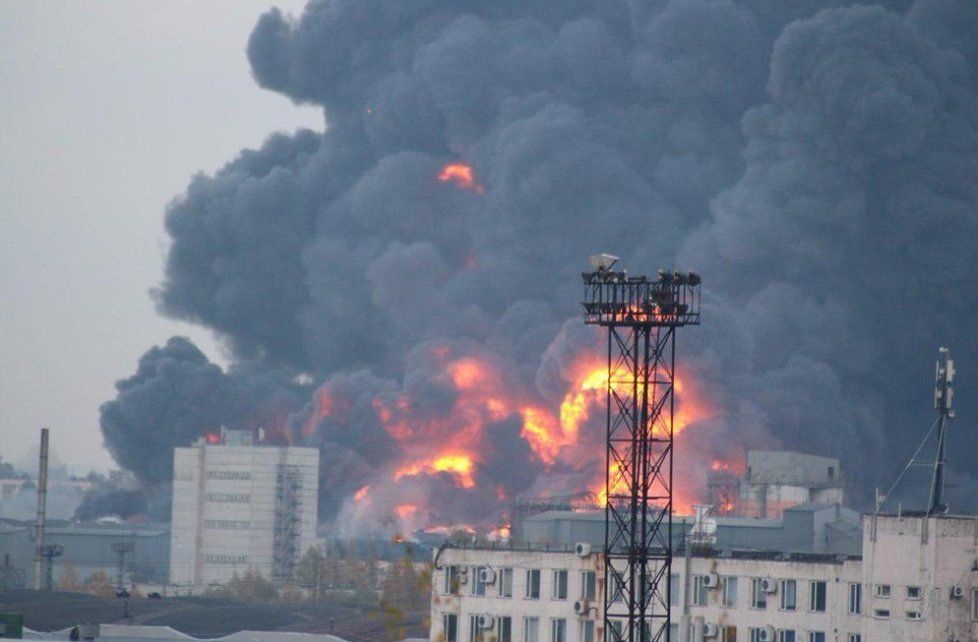 Obří požár průmyslové zóny v Petrohradu zahalil široké okolí do černého kouře.