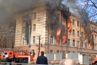 Požár ruského vojenského ústavu si vyžádal 22 obětí: Záchranáři našli další mrtvá těla