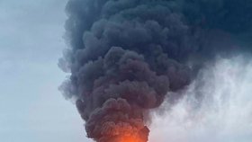 Obří požár zásobníků s ropou v ruském Belgorodu