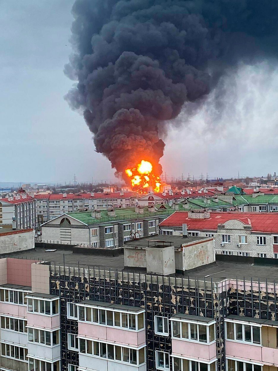 Obří požár zásobníků s ropou v ruském Belgorodu
