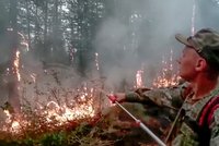 Sibiří se šíří masivní požáry, popelem lehla plocha velikosti Švýcarska. Hasiči zachraňují 11 vesnic