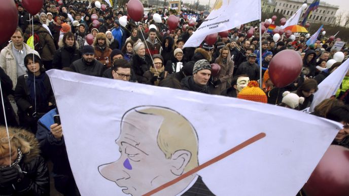V prezidentských volbách vítězí Putin s 64 procenty hlasů. Jeho návrat do úřadu provázely velké demonstrace.