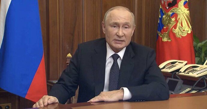 ONLINE: Rusko má právo na použití jaderných zbraní, tvrdí Medvěděv. Putin chystá oznámení anexe
