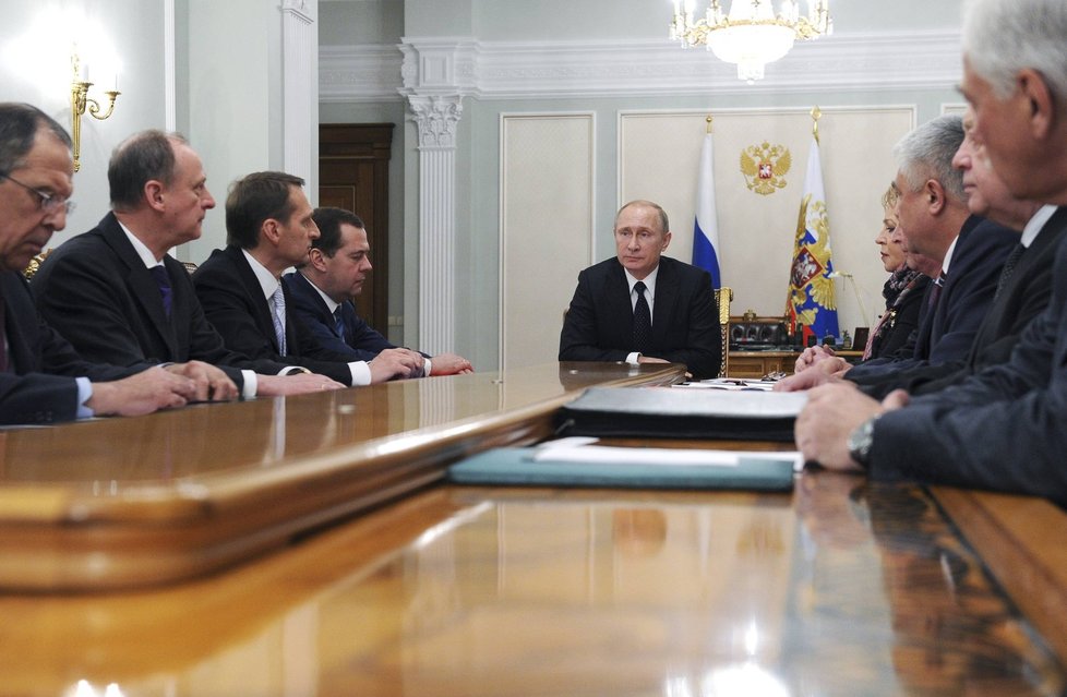 Ruský prezident Vladimir Putin při zasedání v sídle Novo Ogaryovo jednal o bezpečnostní otázce na Ukrajině
