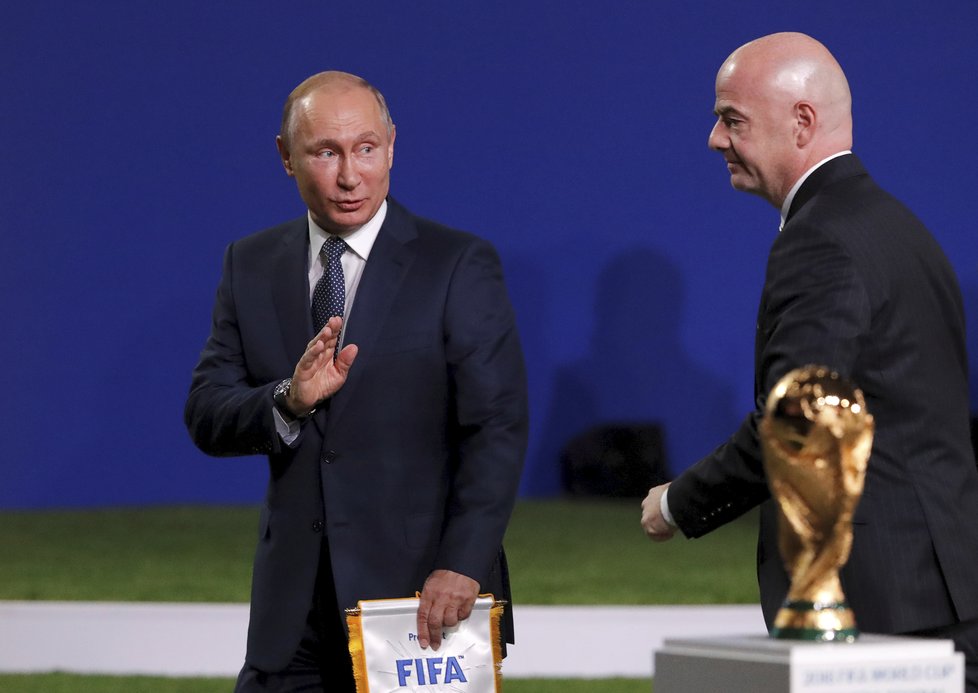 Rusko hostí MS ve fotbale. Vladimir Putin se šéfem FIFA Infantinem.