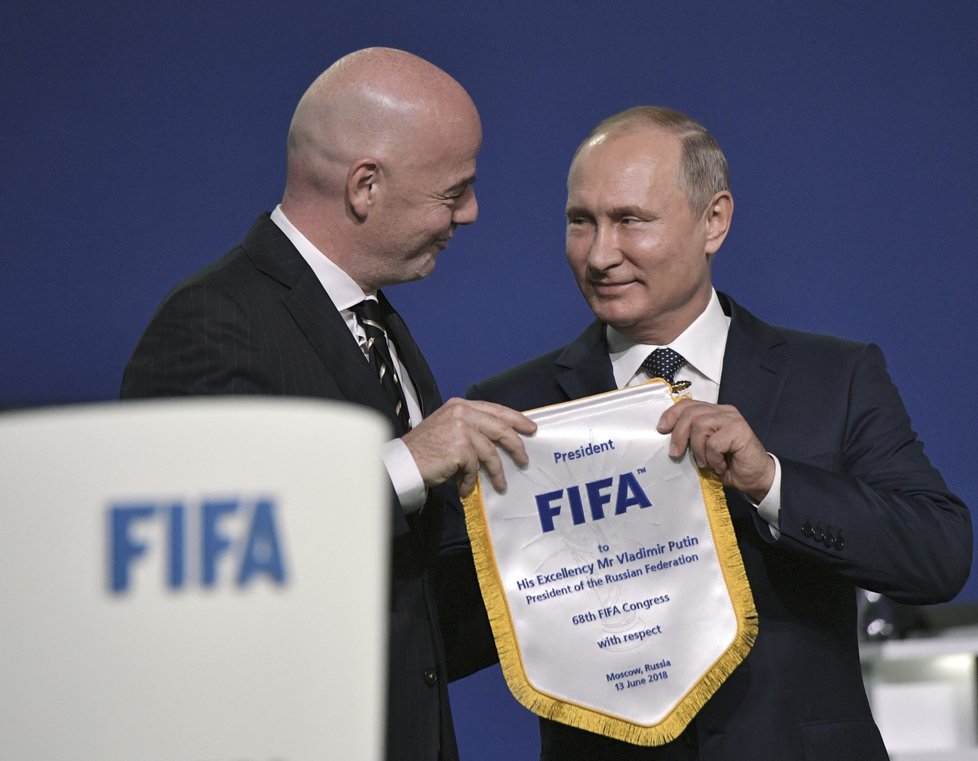 Rusko hostí MS ve fotbale. Vladimir Putin se šéfem FIFA Infantinem.