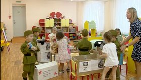 Děti v mateřince v Nojabrsku balily balíky s jídlem pro vojáky na Ukrajině.