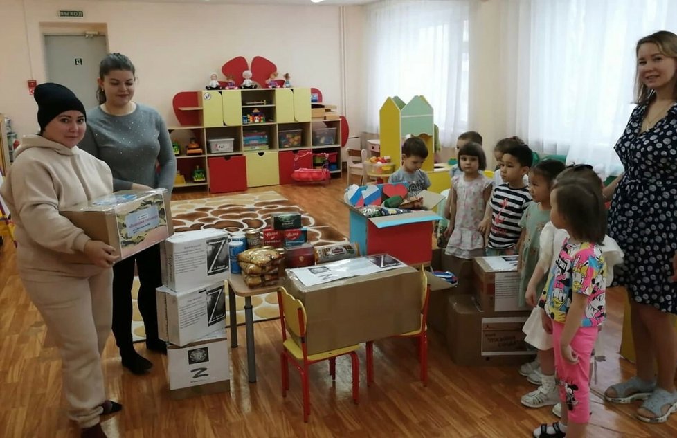 Děti v mateřince v Nojabrsku balily balíky s jídlem pro vojáky na Ukrajině.