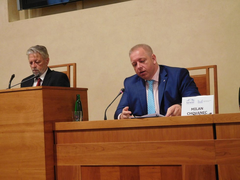 Čtvrteční seminář k ruské propagandě v Senátu: Vpravo Milan Chovanec, vlevo František Bublan