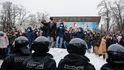 Při protestech na podporu Navalného bylo do sobotního večera středoevropského času zatčeno přes 2500 lidí. (23.01.2021).